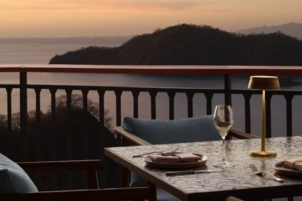 A relaxed all-day social venue along the infinity pools, offering international lunches, comfort foods, and small plates in the evening—served to the sound of cascading water and ocean breezes.