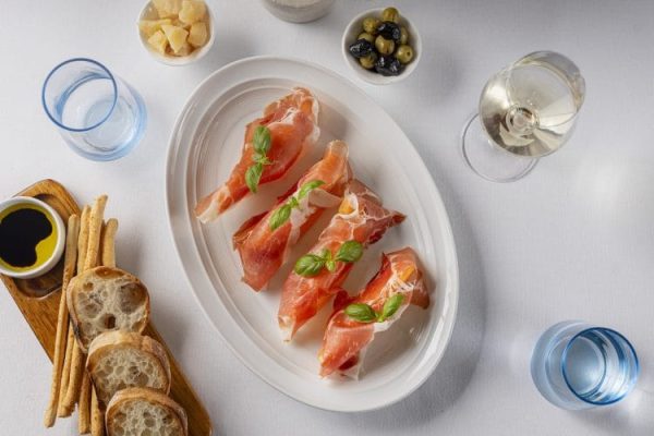 An elegant Italian kitchen serving classic cuisine with a focus on local seafood, pastas, and an extensive wine list amid panoramic ocean views.